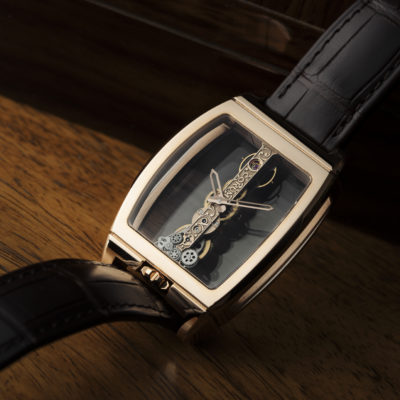 CORUM presenta il nuovo Golden Bridge Classic