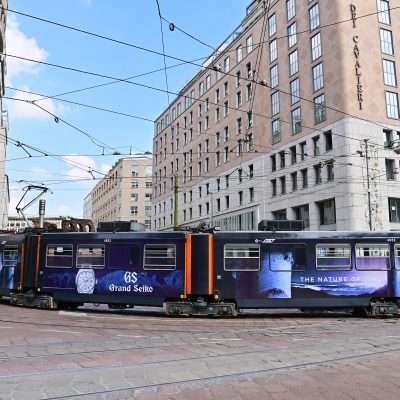 GRAND SEIKO SFILA PER MILANO SUI TRAM CON IGP DECAUX